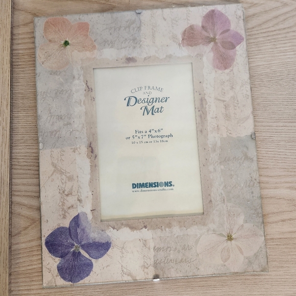 Dimensions Crafts NWT Clip Frame & Designer Mat w/Glass Multi  Floral Print - Picture 1 of 5